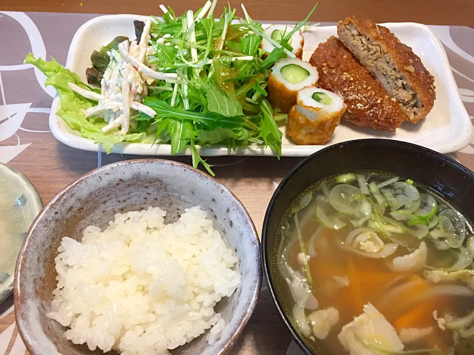 Snapdishの料理写真:晩御飯
メンチカツの生姜タレ漬け、焼ちくわキュウリ、水菜、ごぼうサラダ、レタス、玉ねぎと人参と豚バラの中華スープ、白米|かよちゃんさん