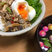 めぐぴょん🐰💕の#ほぉやんラブラブシリーズ👷💖😂台湾風きのこそぼろ丼🍄🐔🎶✨✨