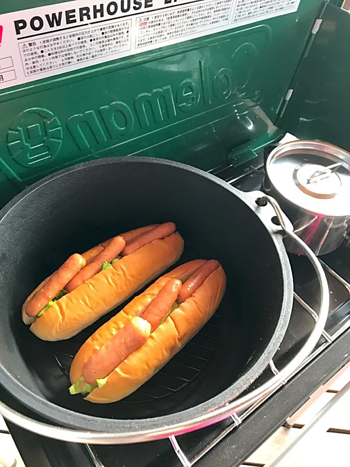 ダッチオーブンでホットドッグ🌭
ダッチオーブンで作ると格別😋|MEGUMIさん