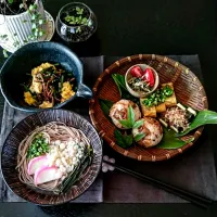 Snapdishの料理写真:アサリと生姜の混ぜご飯のおにぎり、土筆とほうれん草と玉子の炒め物、クリチの海苔巻きおかかで昼ごはん🎶