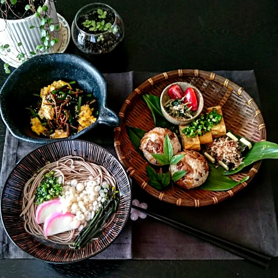 アサリと生姜の混ぜご飯のおにぎり、土筆とほうれん草と玉子の炒め物、クリチの海苔巻きおかかで昼ごはん🎶|mizuu_plusさん