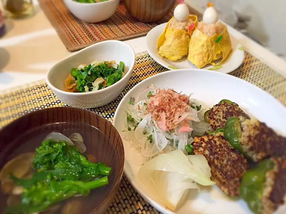 ひな祭り🎎 ピーマンの肉詰め 新玉ねぎのサラダと蒸し玉ねぎ 菜の花と帆立のお浸し あさりの潮汁 お雛様おにぎり|manchiさん