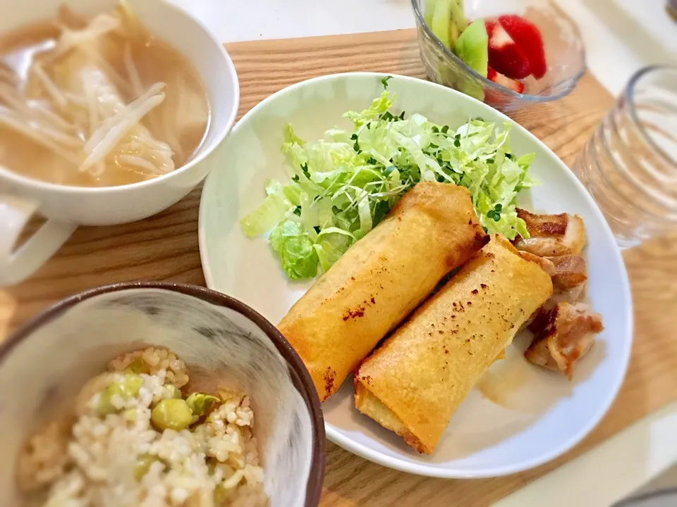 中華ごはん🍚

海老と三つ葉と豆腐の春巻き
水餃子スープ
豆ごはん
フルーツ|manchiさん