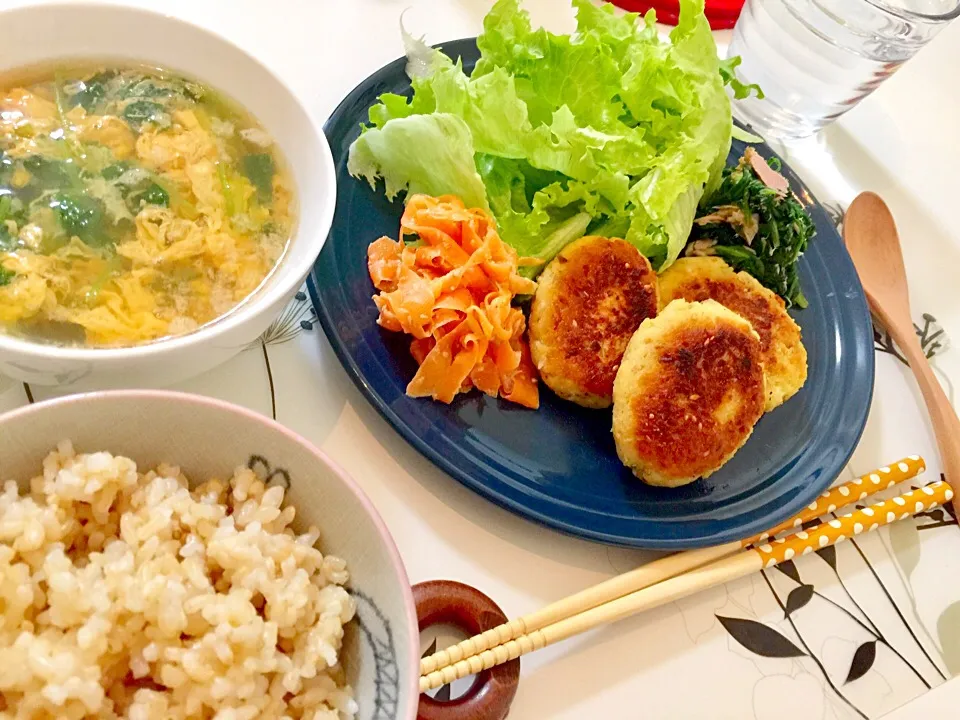 Snapdishの料理写真:豆腐と根菜のハンバーグ ニンジンの胡麻和え ほうれん草のお浸し 豆苗のかき玉スープ 玄米ごはん|manchiさん