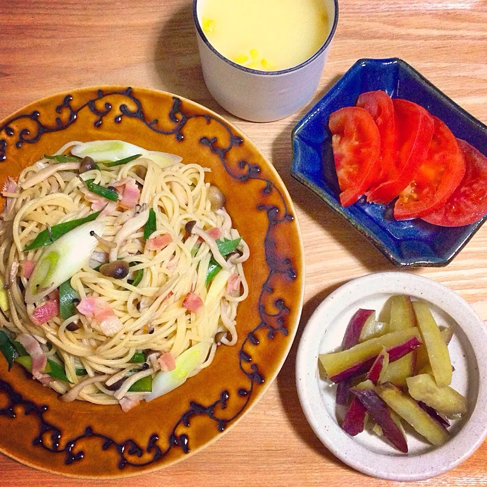 Snapdishの料理写真:ベーコンねぎしめじの麺つゆバターパスタ／さつまいものはちみつ煮／塩トマト／コーンスープ|mogwaiさん