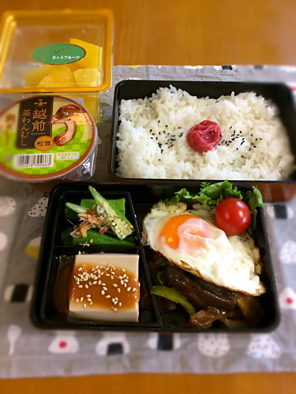 ジジ弁当🎶
チンジャオロース
目玉焼き
胡麻豆腐
オクラ浅漬け
茶碗蒸し
フルーツ|BooBooさん