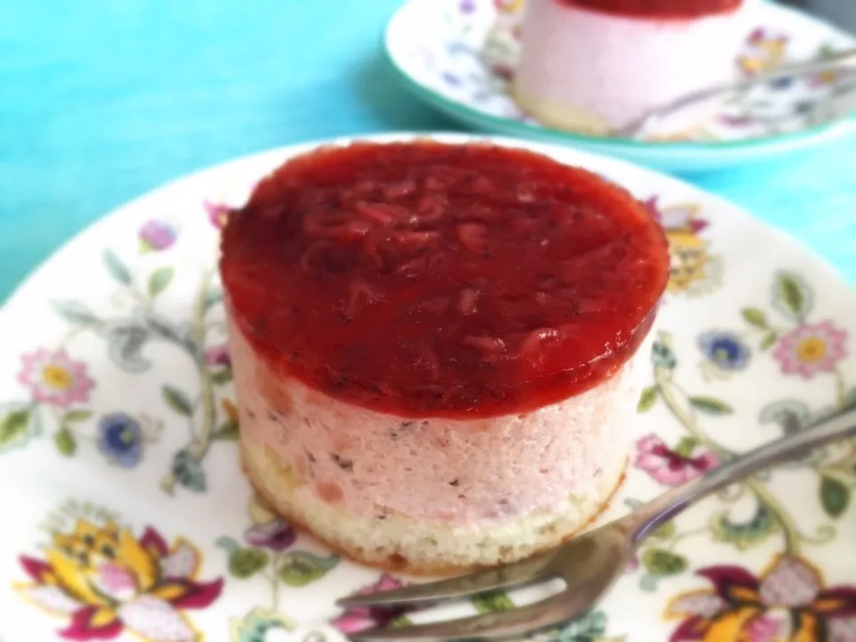 お友達が持ってきてくれた手作りストロベリームースケーキ〜〜💕

アメリカでもこんなケーキが食べられるなんて最高に幸せ〜🎶|Little Darlingさん