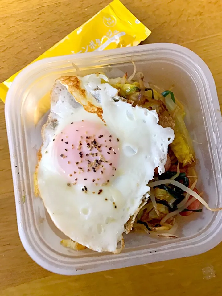 春キャベツの焼きそば弁当。ママ仕事弁。|めぐりんさん