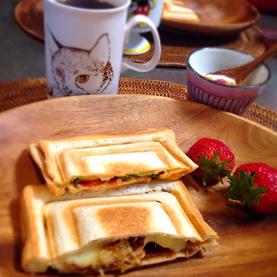 Snapdishの料理写真:コロッケサンドと野菜ソーセージサンドで朝ごぱん(´∀｀)|nao子さん