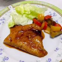 メカジキの照り焼き
付け合せ:ナスとパプリカの甘酢炒め|ルナ号さん