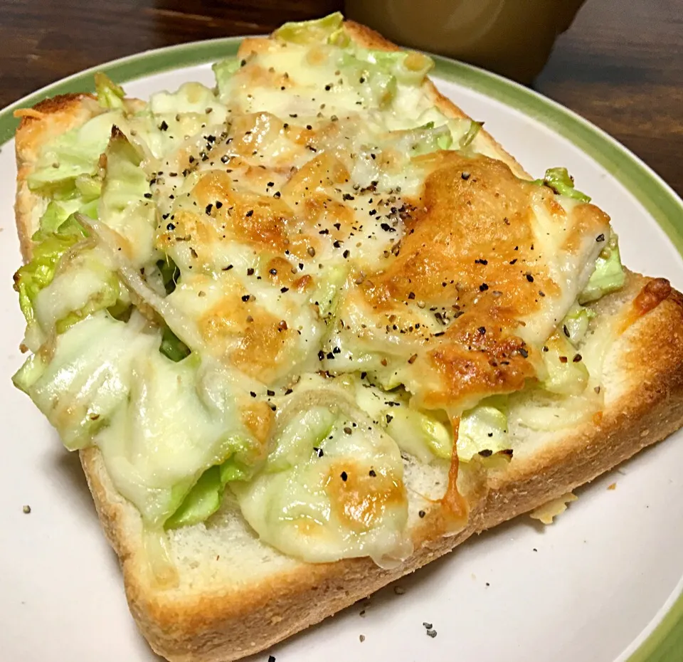 朝ごはん  アンチョビキャベツトースト🍞|ぽんたさん