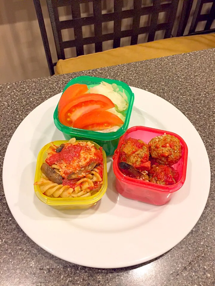 21 Day Fix 
Wheat pasta with tomatoe sauce, meatballs and green salad 🥗|FitMomDoc19さん