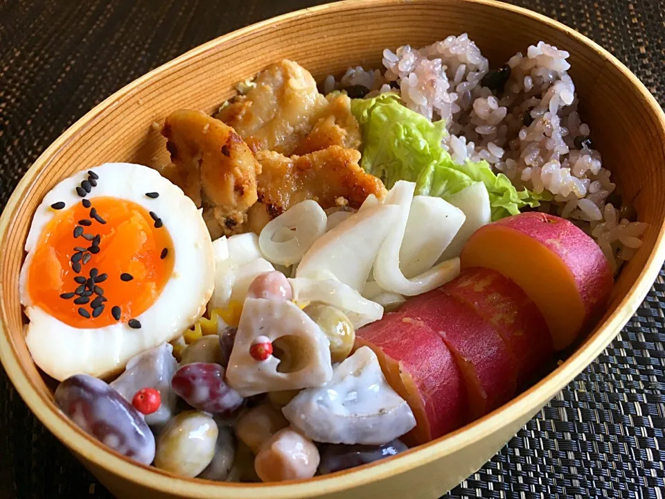 手羽とろ焼き
玉ねぎとカブの甘酢漬け
レンコンもと豆のサラダ
さつまいものレモン煮
ポン酢漬けたまご
黒千石ごはん

#わっぱ弁当 #手羽とろ #新玉ねぎ #黒千石大豆 #さつまいものレモン煮|Naoko Miyataさん