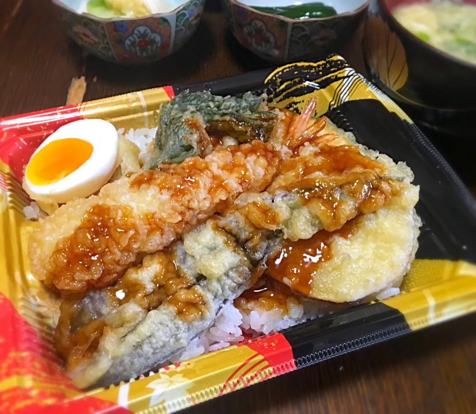 昼ごはん 季節の天重（たらの芽天） 豆苗のかき玉汁 漬物|ぽんたさん