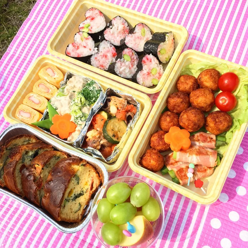 お花見弁当

#お花見 #弁当 #可愛い #ハート #おにぎり #唐揚げ #ツナマヨ #ケークサレ #アスパラベーコン #卵焼き|Karinさん