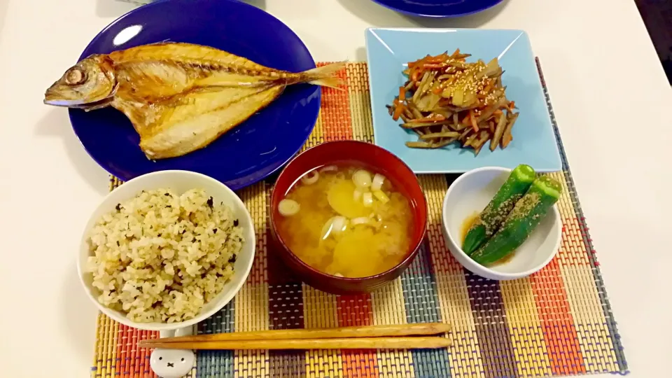 Snapdishの料理写真:今日の夕食　鯵の開き、舞茸入りきんぴら、おくらの胡麻和え、玄米、じゃがいもの味噌汁|pinknari🐰🌈さん