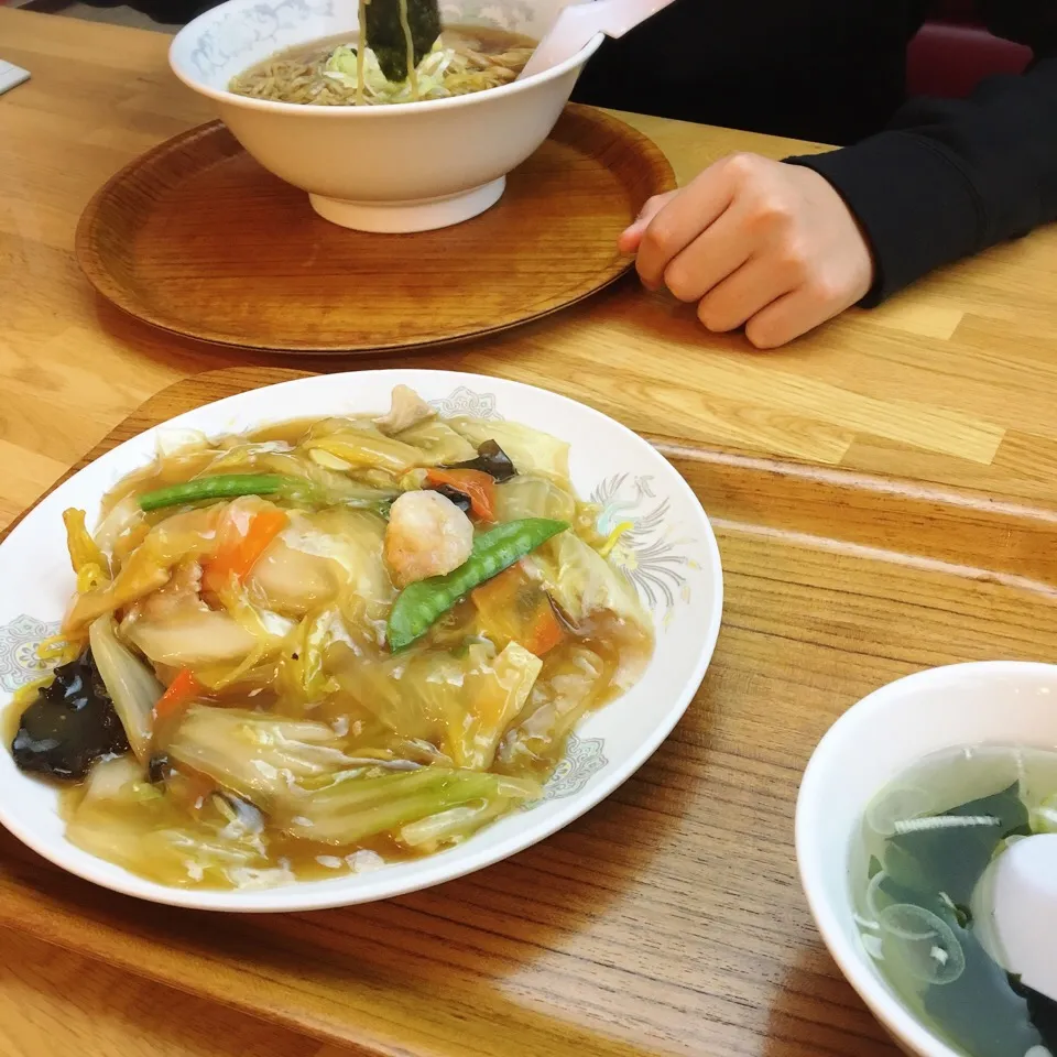 Snapdishの料理写真:#おひるごはん #中華料理#ラーメン🍜

中華料理東京五十番にて…
息子は、380円の醤油ラーメン🍜
わたしは、あんかけ焼そば。|renharuruさん