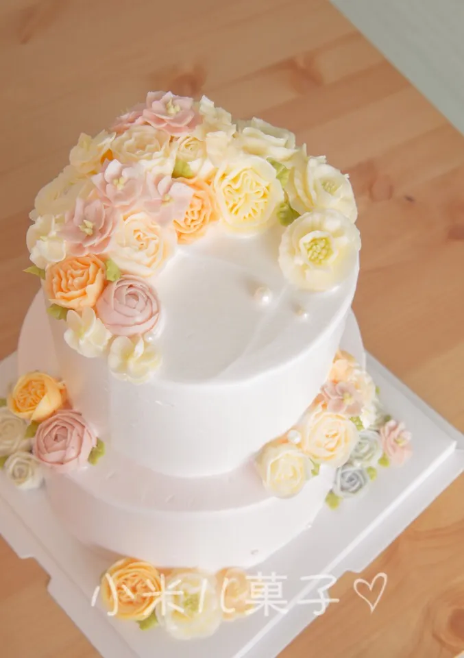 Snapdishの料理写真:buttercream floral cake|sakisakiさん