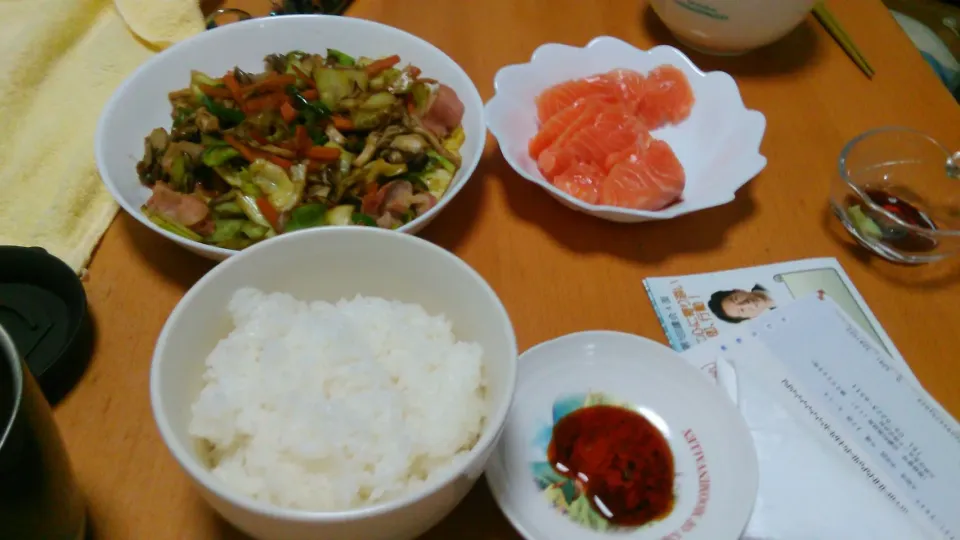 ご飯
サーモンの刺身
野菜炒め
ご飯|ざきさん