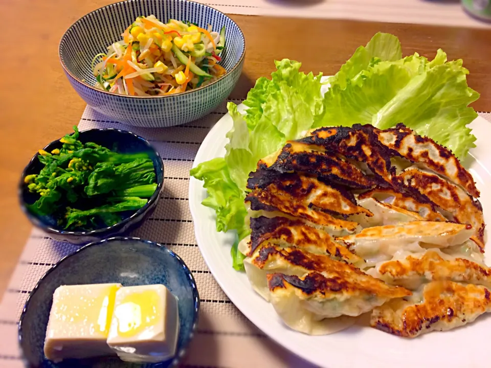 ちょっと焼き過ぎ海老にら餃子。菜の花のおひたし。中華サラダ。|ゆっちこさん