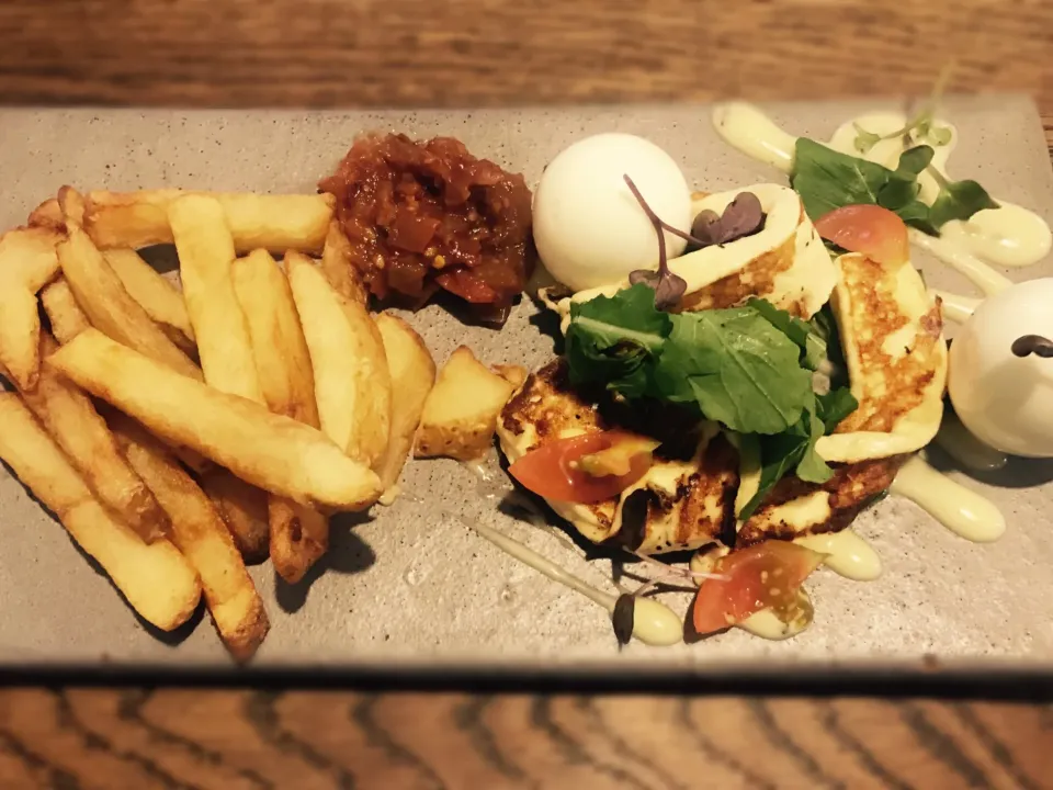 #boiledegg #halloumi #fries #rocket #salsa #vegetarian|Sergio Lacuevaさん