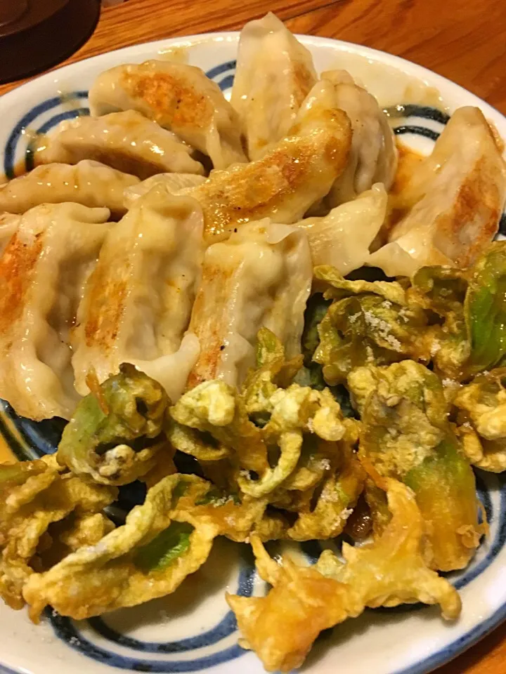 Snapdishの料理写真:焼き餃子とふきのとう天麩羅|Atsunobu Kuboさん