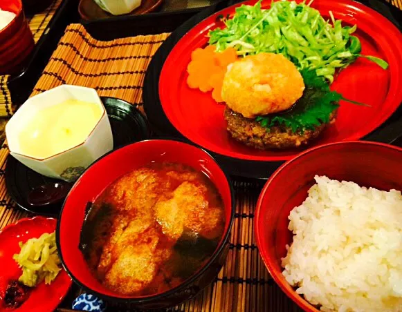 桜もなかなか満開にならず寒いゎ(ᴗ͈ˬᴗ͈)🌸。
今夜の一押しは山芋のお味噌汁で...温まる🍚|💍ごはん🍚さん