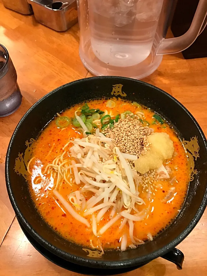 久々に博多ラーメン「風龍」の「辛味噌ラーメン‼️」に、卓上の「ニンニクたっぷり‼️」＆「白胡麻たっぷり‼️」投入して、美味しくいただきました😄|shinozakiさん