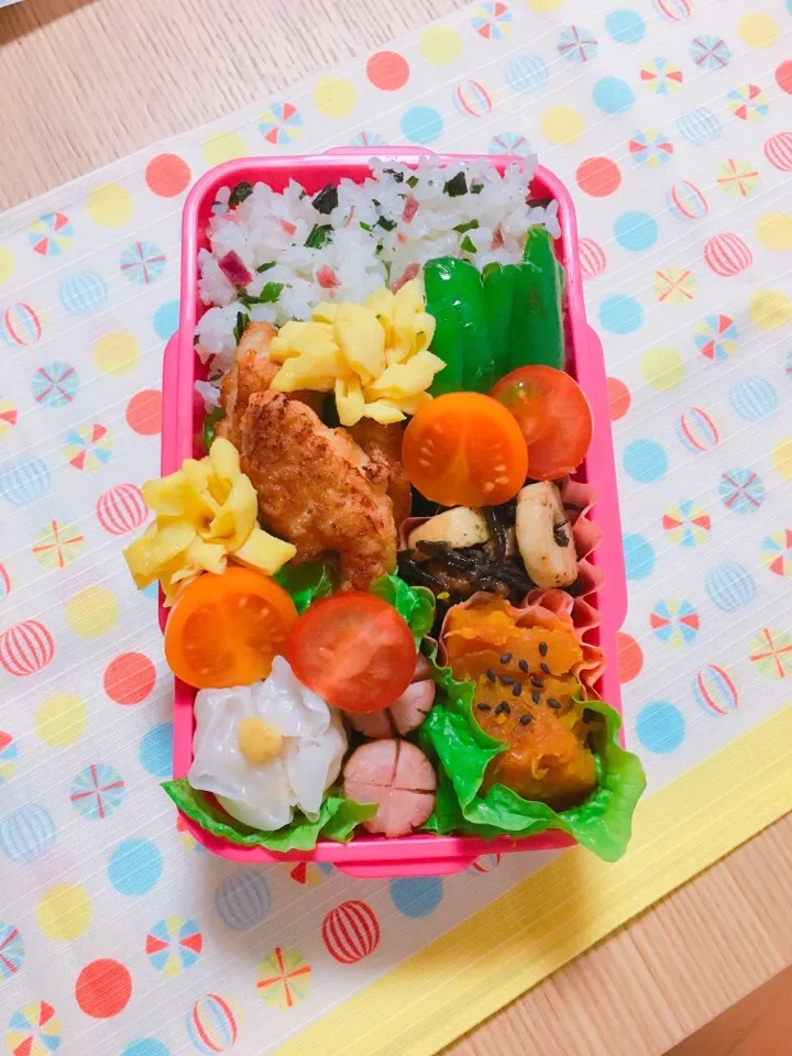 明日のお弁当#唐揚げ#かぼちゃの煮付け#ひじきとちくわの梅肉炒め #いんげんのごま和えは作ったのに入れるの忘れた…|みくみく弁当さん