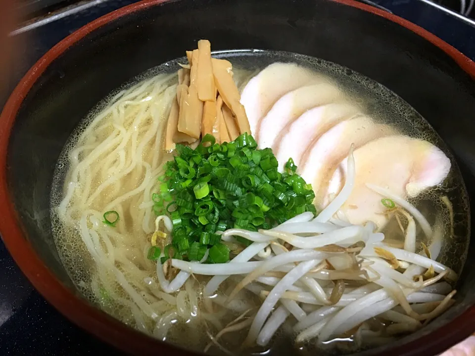 自分賄い飯
  鶏ガラと
乾燥ホタテ
  塩スープ

鶏むね叉焼麺|ちゅら夏さん