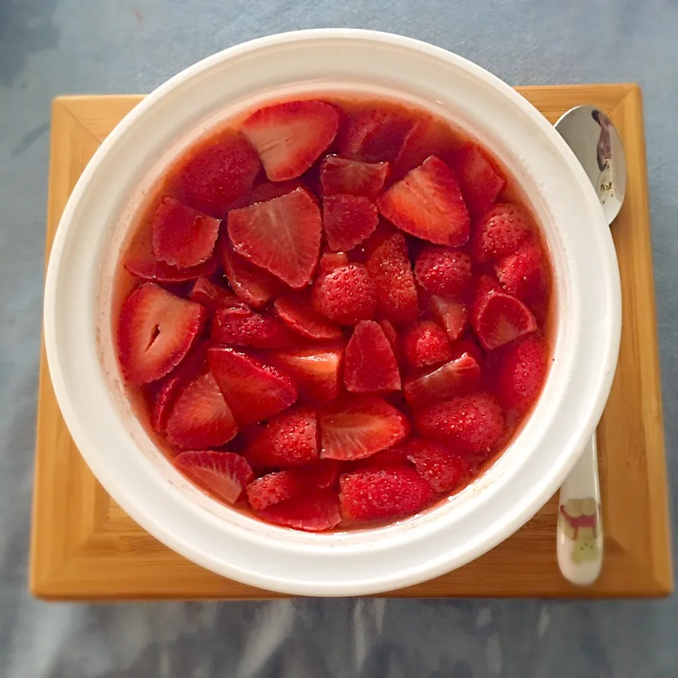 Snapdishの料理写真:Strawberries Jello 🍓|Lukkaew_Lkさん