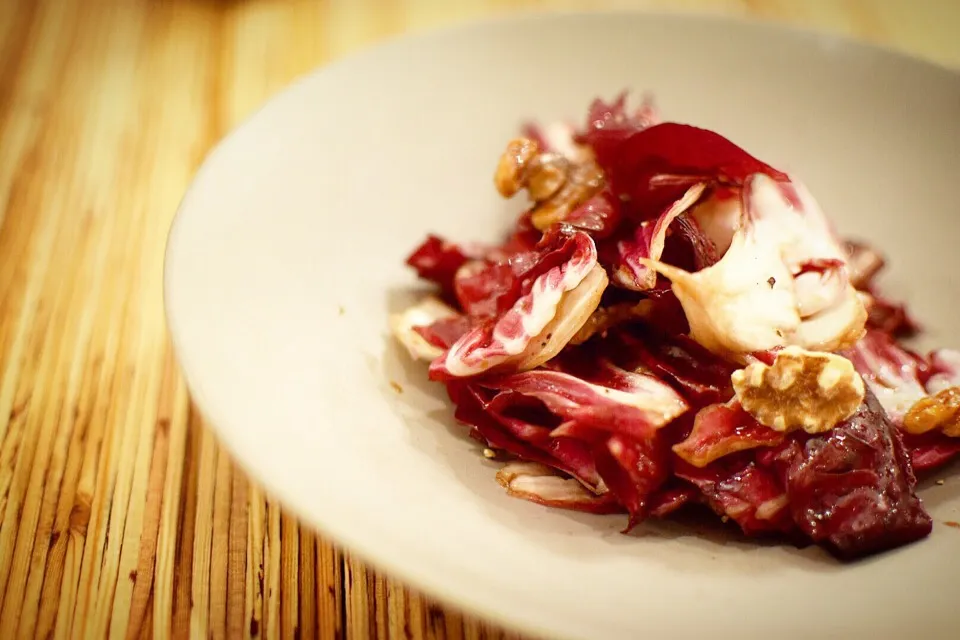 INSALATA DI RADICCHIO

ラディッキョとクルミのサラダ

本来はタルティーボというフサフサのラディッキョで作ります

今回は、賄いでニュアンスだけお勉強

ミスター田部井の作品です

#INSALATADIRADICCHIO
#ラディッキョ
#クルミ
#サラダ
#賄い
#お勉強
#三軒茶屋
#食べ歩|今井 和正さん