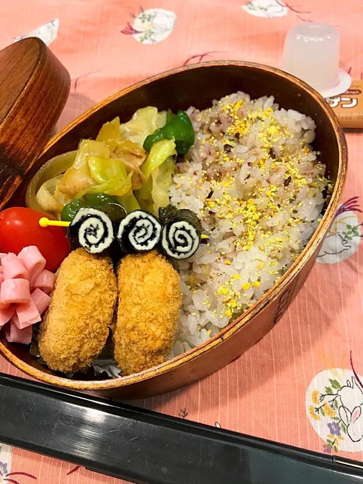 Snapdishの料理写真:パパたろ弁当

雑穀ふりかけごはん
かぼちゃのコロッケ
回鍋肉
ハム
スナックトマト
海苔チーズ巻き|ひななぎさん