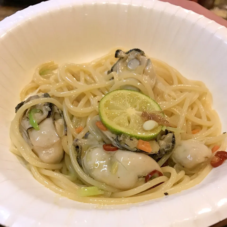 行きつけの立ち飲み屋さんの牡蠣のパスタ🍝|emiさん