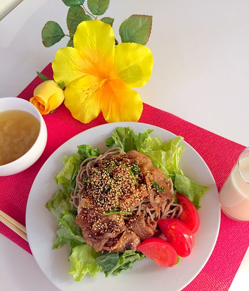 幸せ朝ごはん出来たよ〜〜( ◠‿◠ ) 蕎麦サラダ🥗牛肉カルビー焼肉盛り笑笑 旨旨〜〜🤗💖✌️✌️|はみちゃんさん