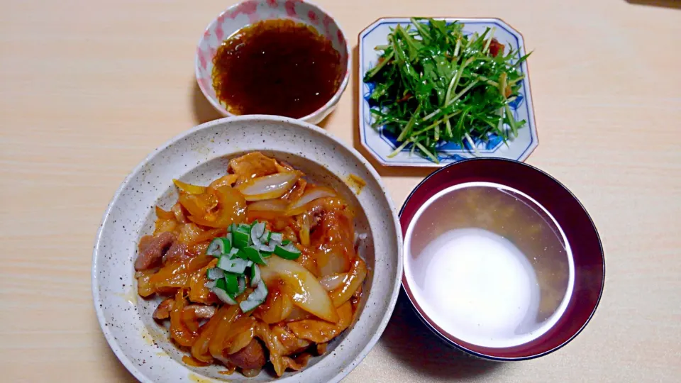 Snapdishの料理写真:３月３０日　豚丼　水菜のサラダ　もずく　お味噌汁|いもこ。さん