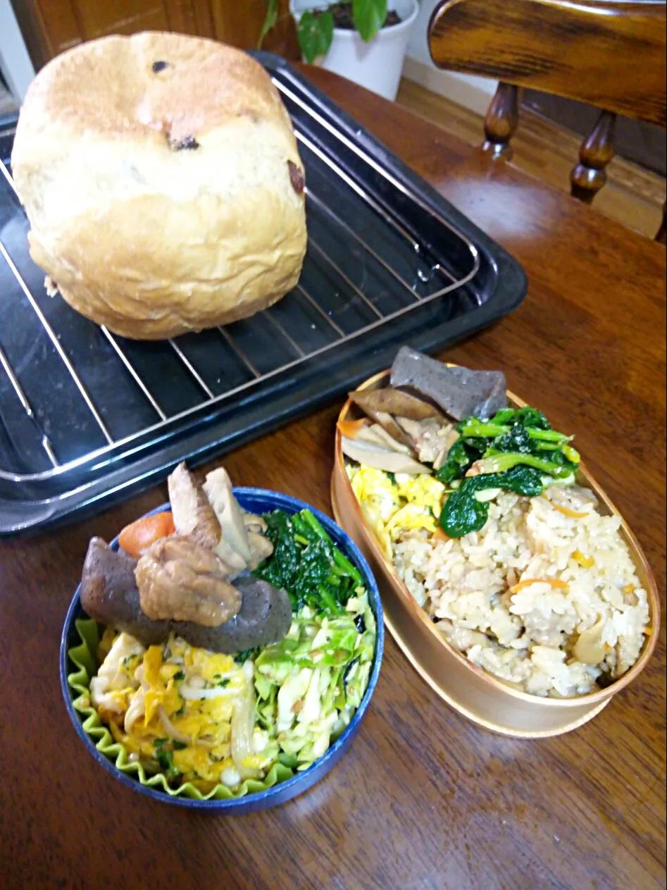 Snapdishの料理写真:ダイニングテーブルと食器棚の最後の日。朝焼きチョコチップ食パンと、お弁当( * ॑꒳ ॑* )♥|さくたえさん