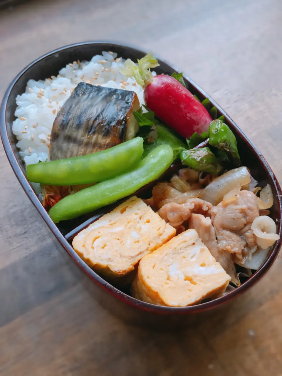 今日のお弁当
・鯖の西京漬け
・出汁巻き
・豚コマで照焼き風
・シシトウ焼
・スナップエンドウ
・姫大根の浅漬け|akiさん