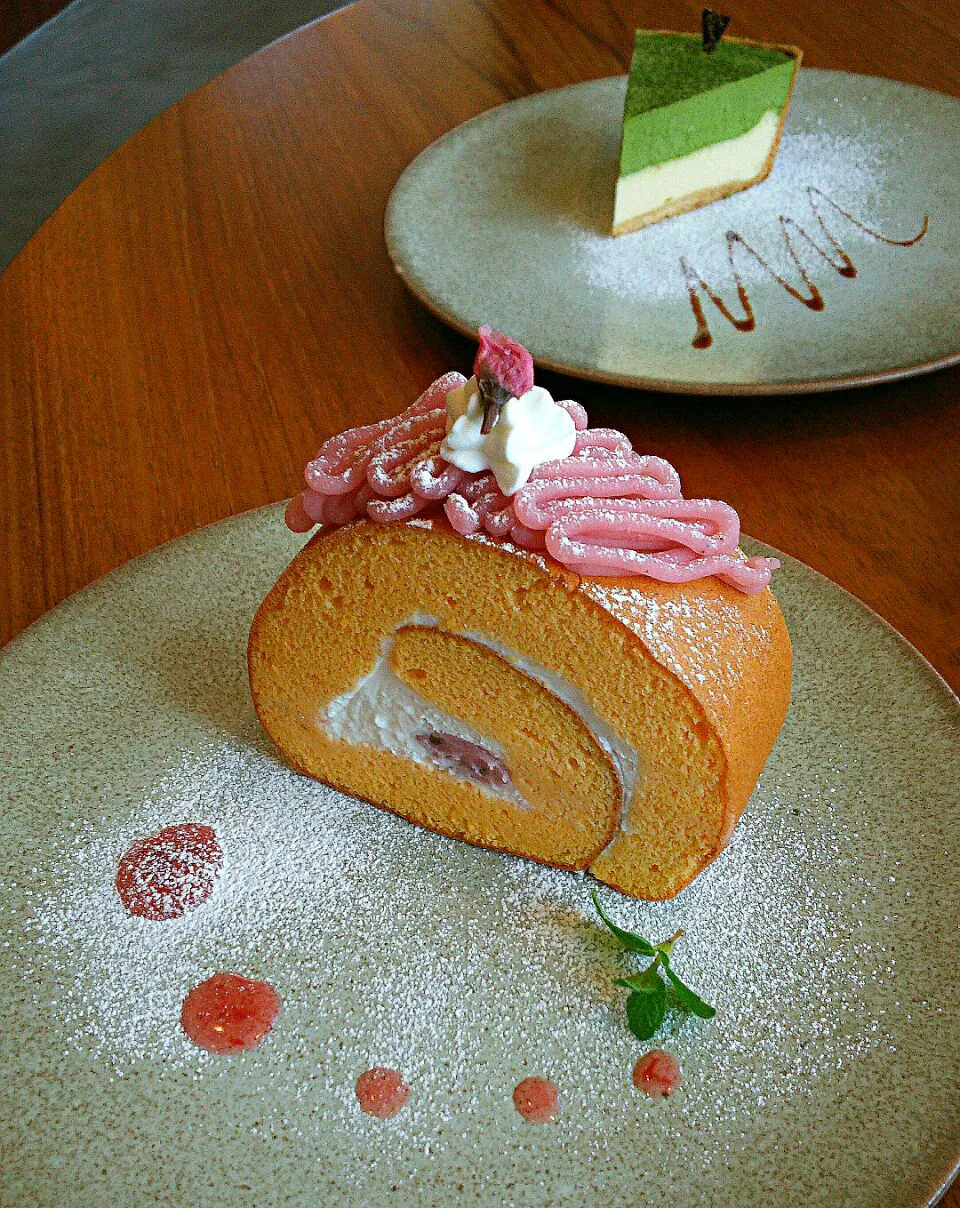 Snapdishの料理写真:Sakura Swiss roll  Green tea cheese cake 桜の#ロールケーキ 、#抹茶のチーズケーキ|まめさん