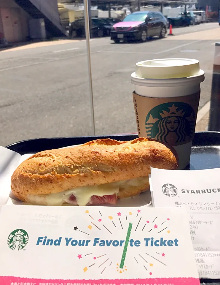 STARBUCKS
横浜ベイサイドマリーナ店
抹茶ティーラテ
石窯フィローネ ハム&マリボーチーズ🧀|シュトママさん