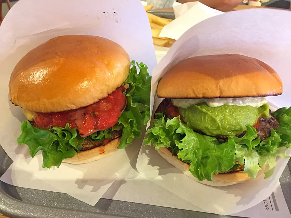 アボカドわさびハンバーガー と ベーコンチーズハンバーガー🍔|まつださんさん