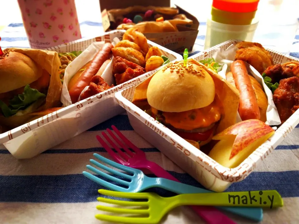 全粒粉パン生地で🍞
ミニバーガー🍔&ミニドッグ🐶のお花見弁当🌸|真希さん