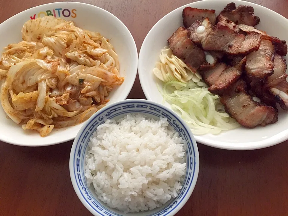 Hakka style salted pork belly, spicy stir fried cabbage and some rice|Emmaさん