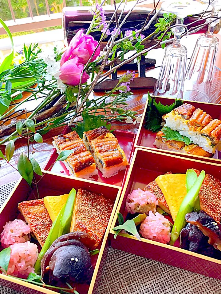 ３００投稿到達記念🎊🎉❣️
お花見弁当🌸🍱🌸
我が家の一品は
鶏ひき肉の松風焼き🍱|シュトママさん