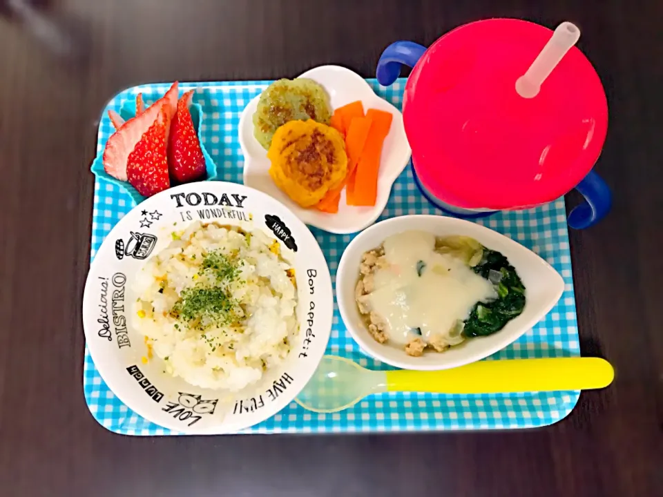 4/5❁息子離乳食dinner🍴
野菜リゾット
野菜と鶏そぼろのホワイトソースがけ
じゃがおやき&かぼちゃおやき
にんじんスティック🥕
いちご🍓|つんさん