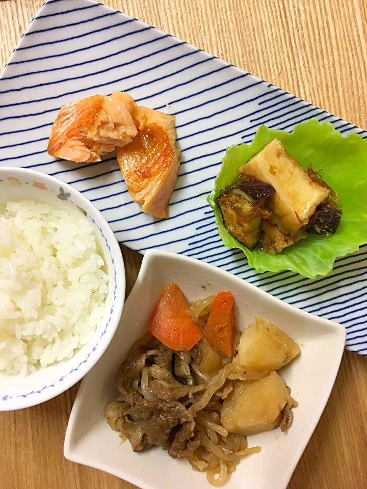 焼き鮭、茄子と厚揚げの煮浸し、肉じゃが、ご飯。

#ムスメご飯|mossan＠OSAKAさん