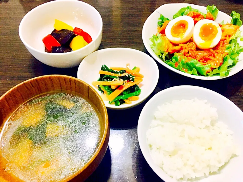 今日の晩御飯〜(*´꒳`*)
豚キムチ
人参とほうれん草のナムル
茄子の中華和え
中華スープ|るみさん