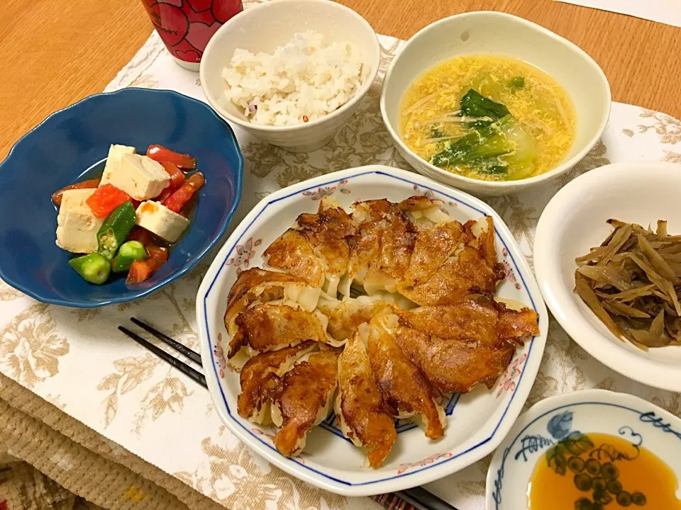 餃子
サンラータンスープ
豆腐とトマトとオクラのサラダ|まりさん