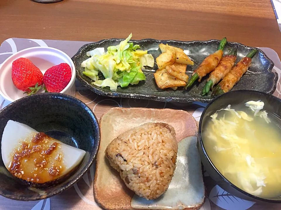 晩御飯
いんげんの豚肉巻、ジャガイモオリーブオイル焼き、春キャベツ茹で胡麻和え、蟹のほぐし身入卵スープ、五目おにぎり、ふろふき大根の味噌添え、あまおう苺|かよちゃんさん