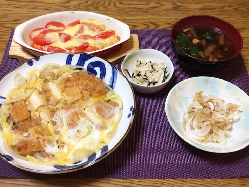 トマト🍅のチーズ焼き・塩昆布大根の皮・大根としめじとほうれん草のお味噌汁・新玉スライスおかか・チキンカツでカツ煮|美也子さん